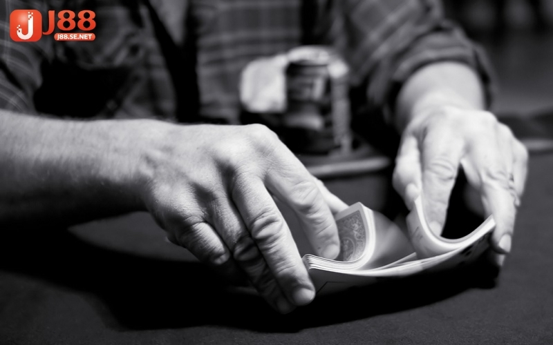 Nghệ thuật xáo bài: Kỹ năng điêu luyện của những người chia bài.