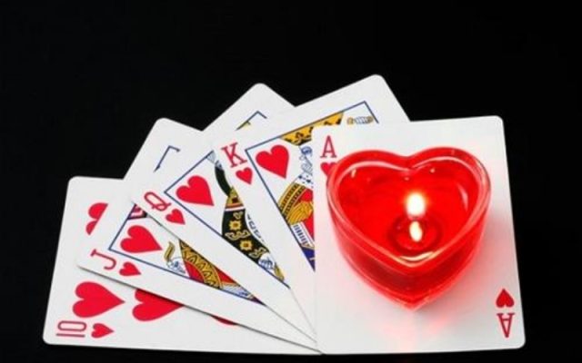 Tại sao màu đỏ và hình trái tim gắn liền với tình yêu?