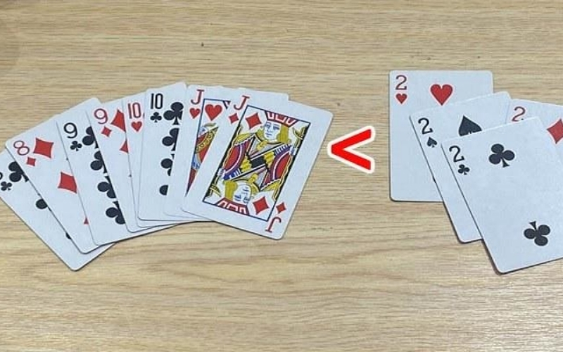 Cách sử dụng 4 đôi thông để khóa chặt đối phương trong ván bài