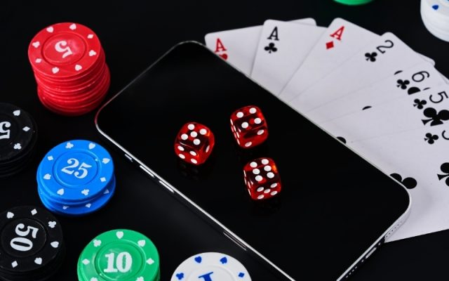 Giải đấu game bài mậu binh thu hút đông đảo người tham gia