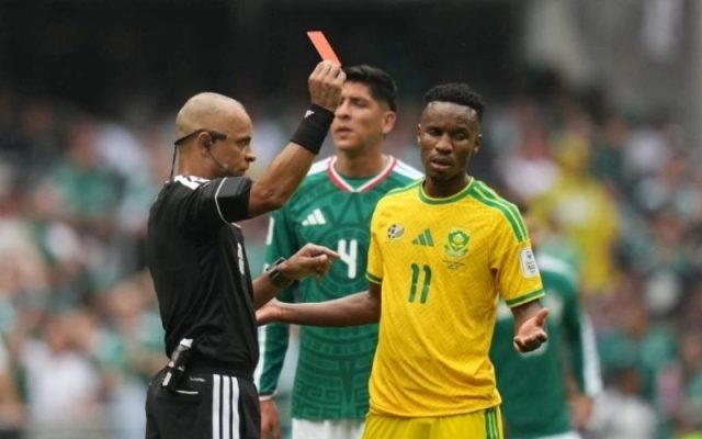 Pha va chạm nảy lửa khiến trọng tài rút thẻ cảnh cáo kỳ World Cup 2026