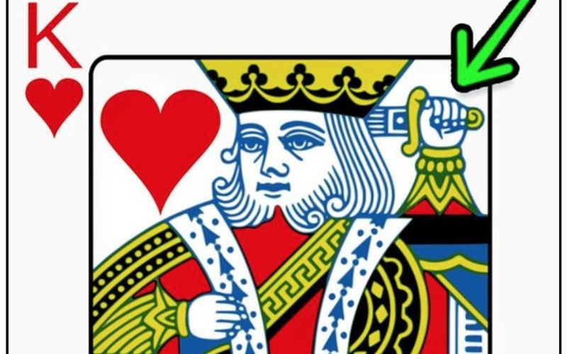 Bí ẩn thanh kiếm đâm xuyên đầu của quân bài K Cơ huyền thoại