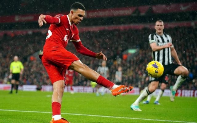 Trung vệ lệch cánh (Half-back) Vai trò lai giữa hậu vệ và tiền vệ