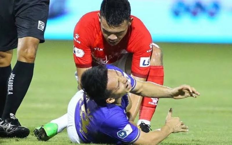 Bạo lực sân cỏ tại giải quốc nội Giải pháp nào để làm sạch môi trường bóng đá