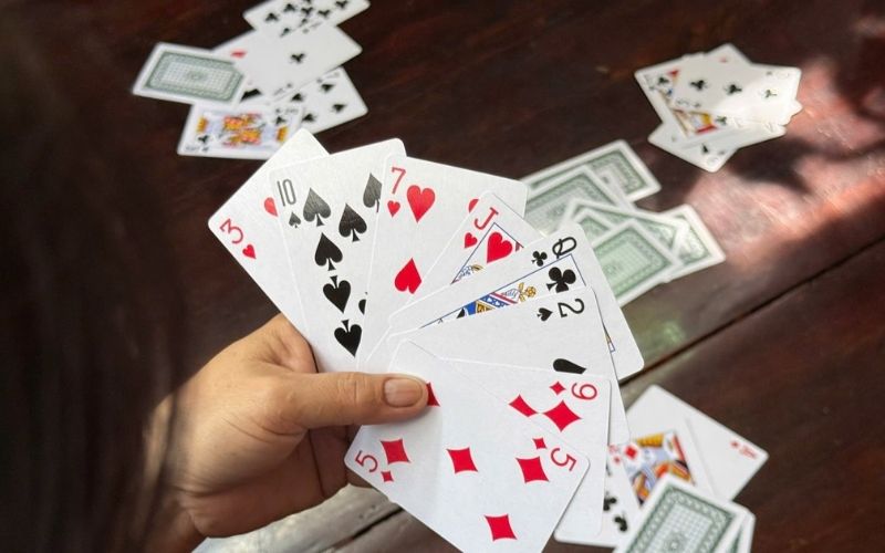 Đánh bài giải trí lành mạnh Rèn luyện tư duy và kết nối bạn bè