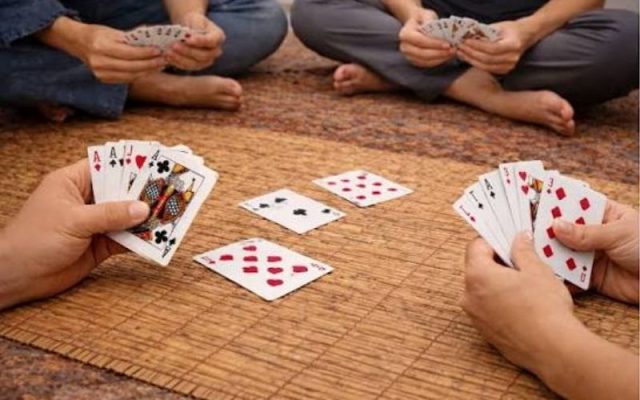 Nét Đẹp Ấm Cúng Của Chiếu Bài Gia Đình Trong Những Đêm Mùa Đông