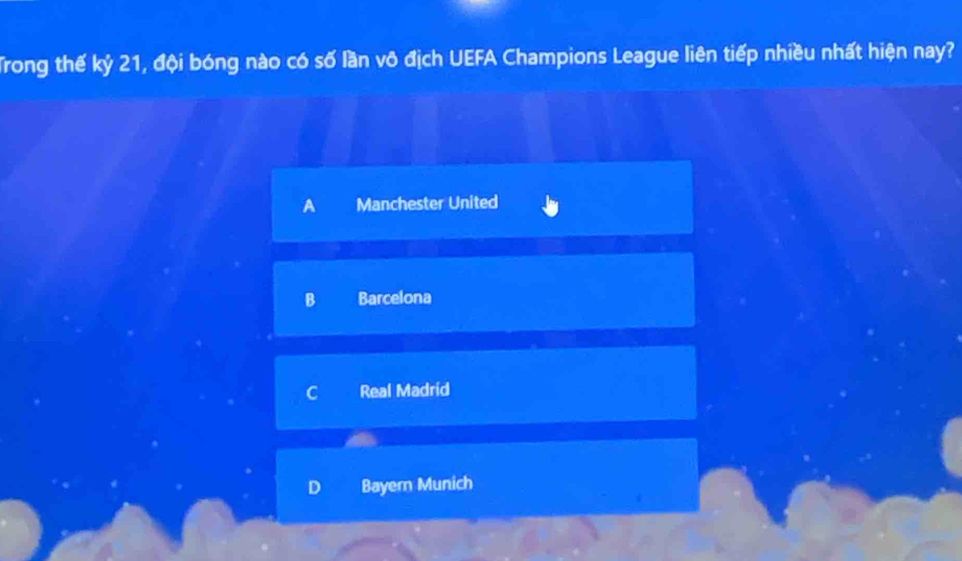 Đội bóng Real Madrid nâng cúp vô địch UEFA Champions League